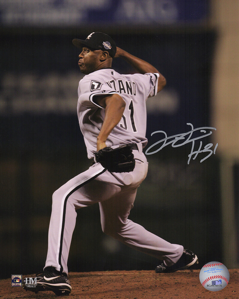 VIZ08P110 8 x 10 in. Luis Vizcaino Signed Chicago White Sox 2005 World Series Pitching Action Photo