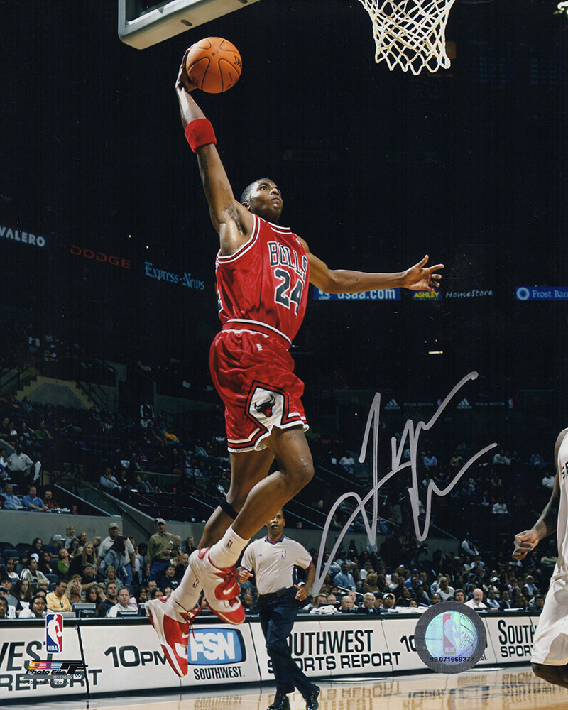 Picture of Schwartz Sports Memorabilia THO08P222 8 x 10 in. Tyrus Thomas Signed Chicago Bulls Jersey Action Photo&#44; Red