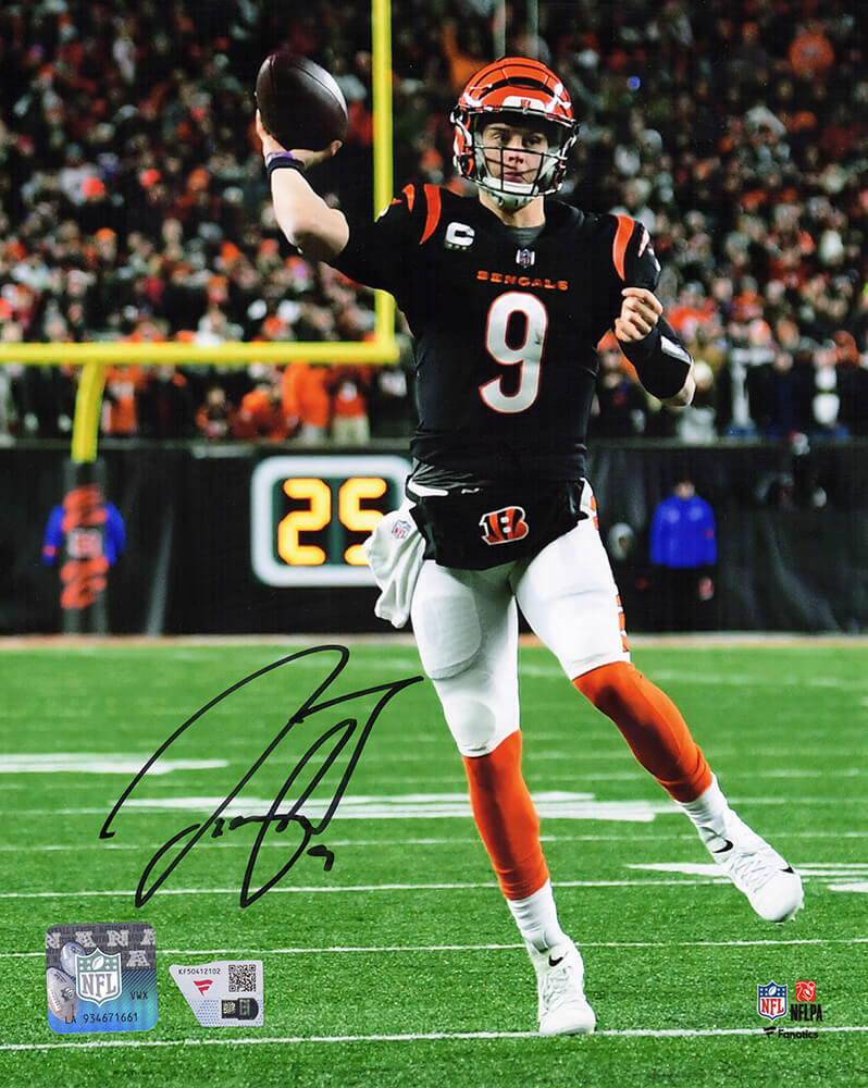 BUR08P324 8 x 10 in. Joe Burrow Signed Cincinnati Bengals Black Jersey Throwing Night Game Photo - Fanatics