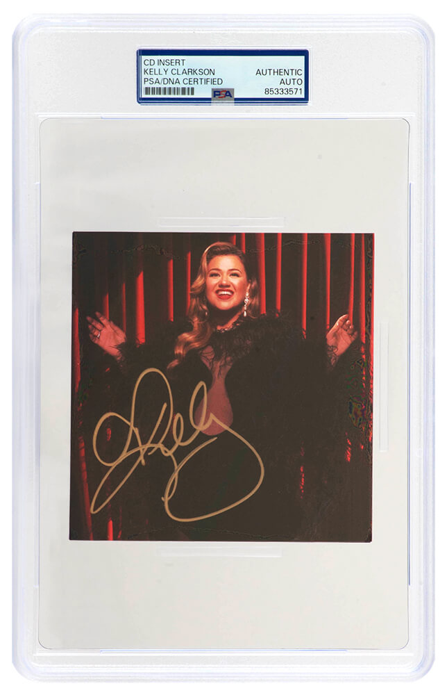 CLACUT500 5 x 5 in. Kelly Clarkson Signed When Christmas Comes Around CD Insert - PSA & DNA Encapsulated