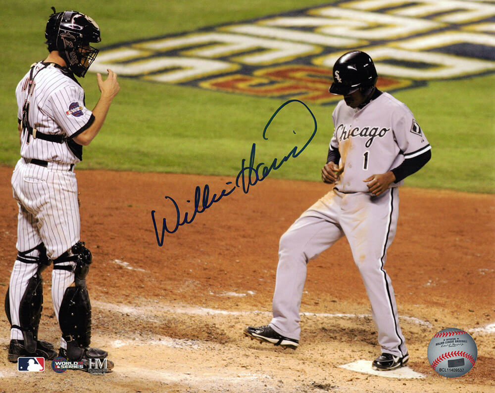 HAR08P121 8 x 10 in. Willie Harris Signed Chicago White Sox 2005 World Series Winning Run Photo