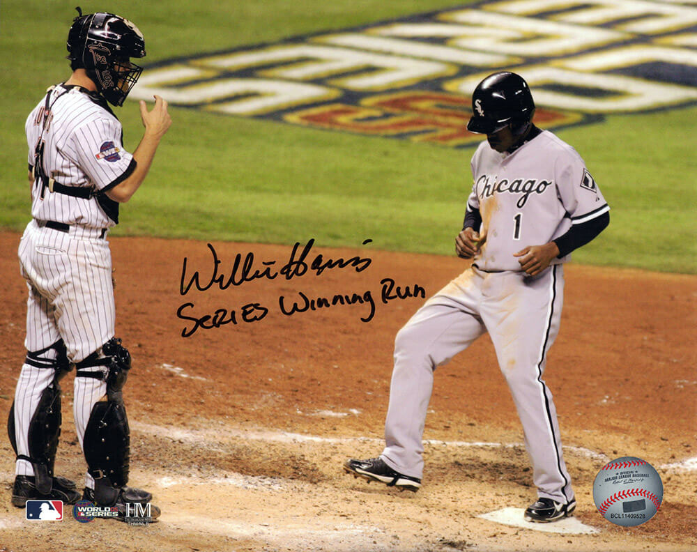 HAR08P122 8 x 10 in. Willie Harris Signed Chicago White Sox 2005 World Series Winning Run Photo with Series Winning Run