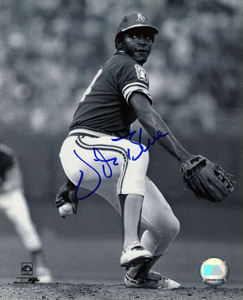 BLU08P110TW 8 x 10 in. Vida Blue Signed Oakland Athletics Black & White Pitching Photo