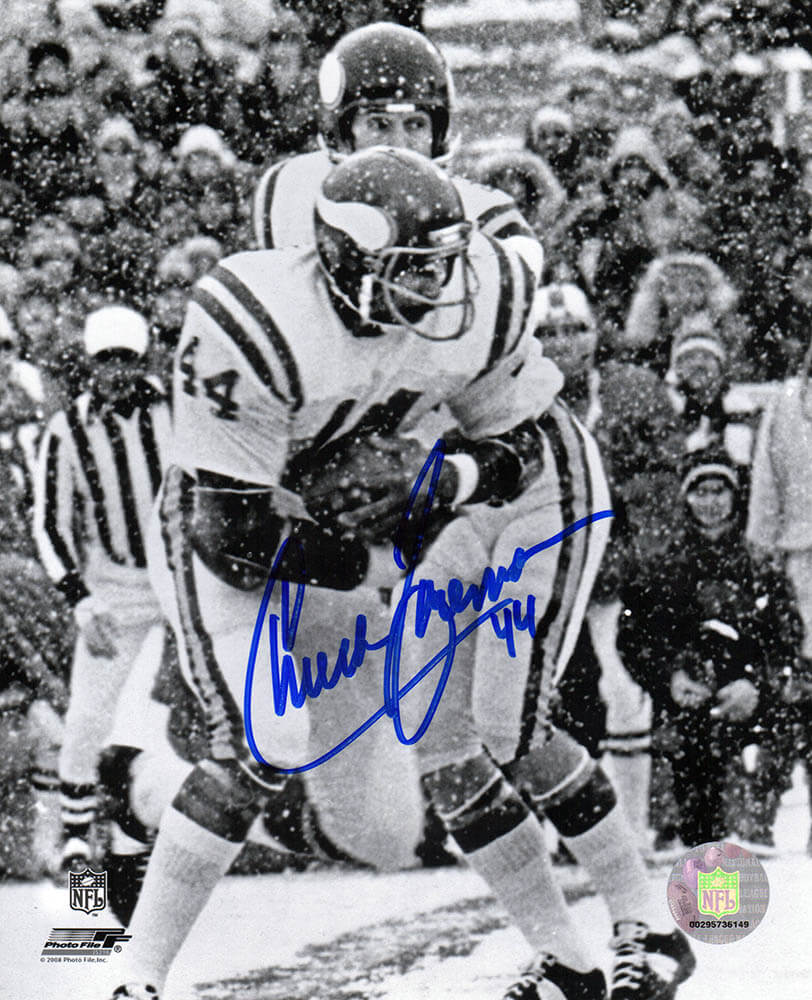 FOR08P320 8 x 10 in. Chuck Foreman Signed Minnesota Vikings Black & White Action Photo