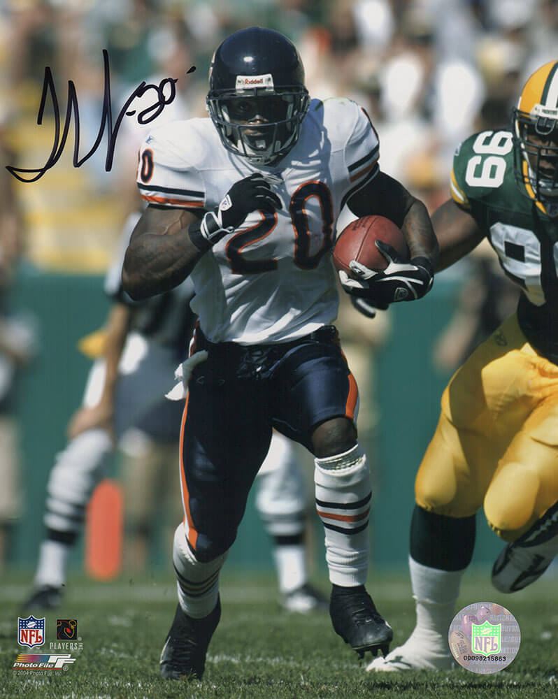 JON08P350 8 x 10 in. Thomas Jones Signed Chicago Bears White Jersey Action vs Packers Photo