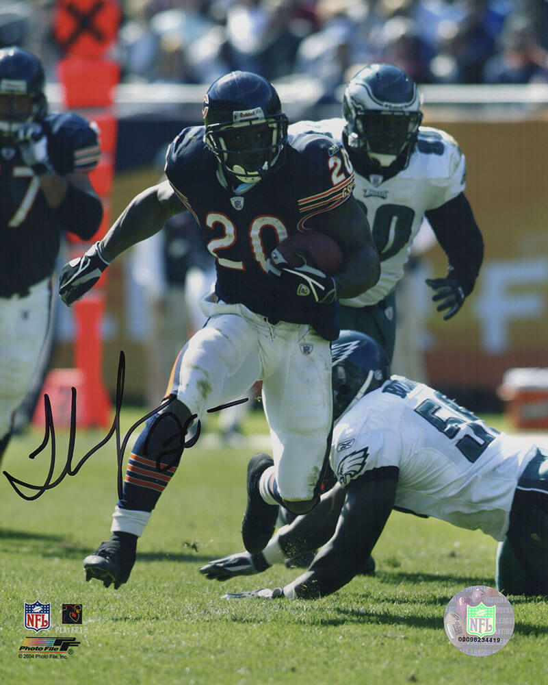 JON08P351 8 x 10 in. Thomas Jones Signed Chicago Bears Navy Jersey Action vs Eagles Photo