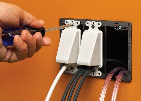 ARLCED1WE Scoop 1-Gang Cable Entrance Plate Pass Through, White