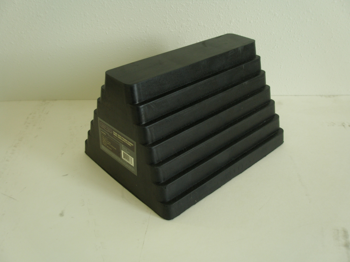 9 x 7 x 5.5 in. Double-Sided Pyramid Rubber Wheel Chock - Pack of 6