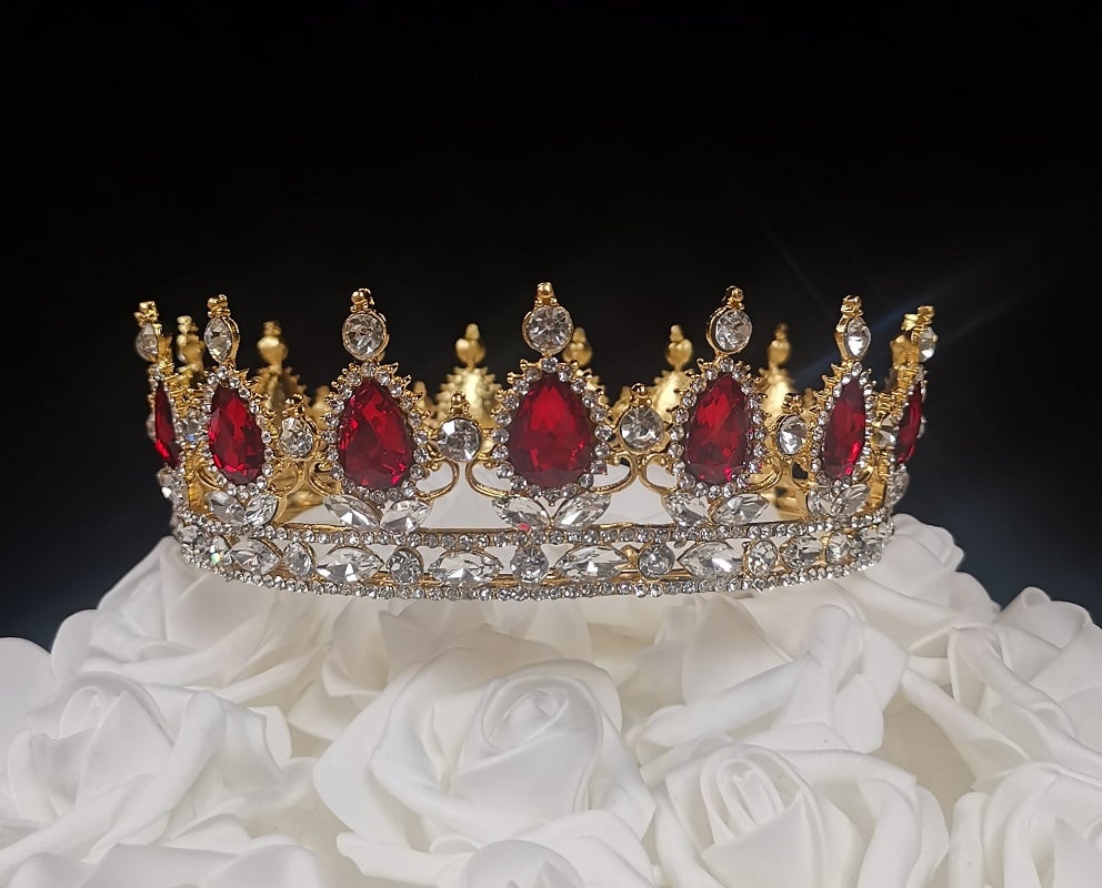 7.1 oz Red Queen Crown Cake Topper
