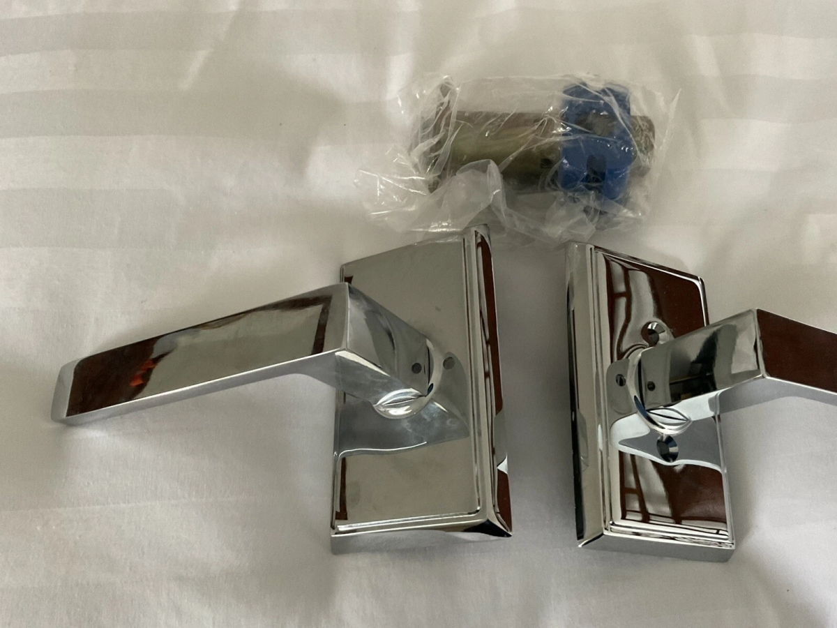 5212DTUS26RH 2.375 in. Dumont Right Hand Backset Privacy Lever with Modern Rectangular Rose for 1.25 To 2 in. Door - Polished Chrome Finish