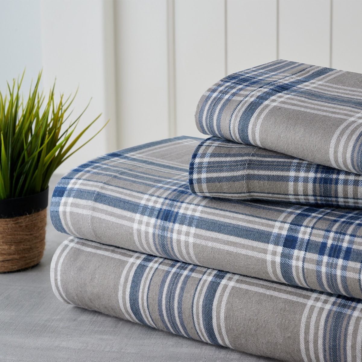 Picture of Bibb Home 1115QNNVPL Queen Size Printed Flannel Sheet Set&#44; Navy Plaid - 4 Piece