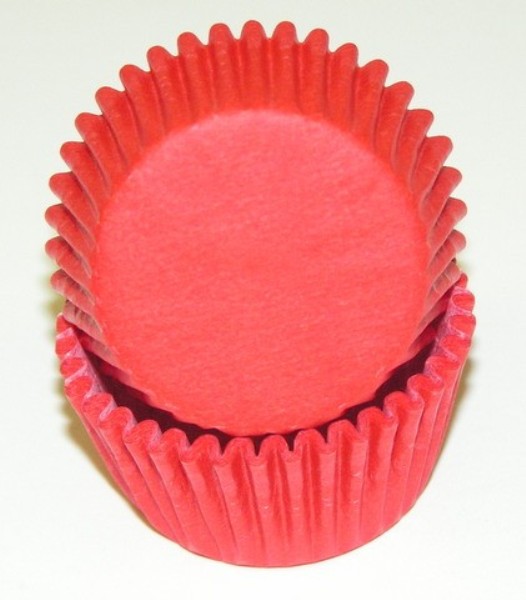 -275 GP RED 0.75 x 1.38 in. Greaseproof Baking Cup - Red - 1000 Piece