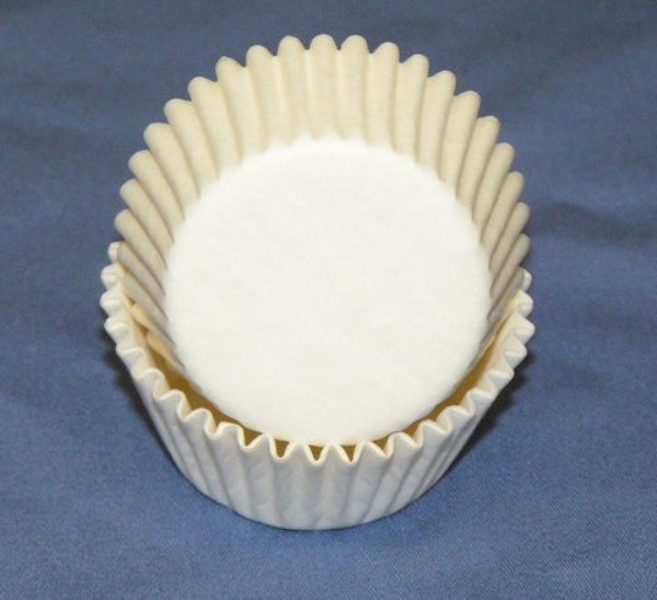 450C GP WHITE 1.25 x 2 in. Greaseproof Baking Cup - White - 1000 Piece