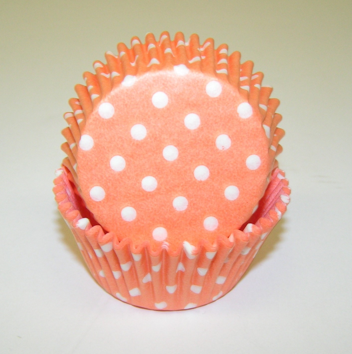 450C POLKA DOT PEACH 1.25 x 2 in. Greaseproof Baking Cup with Polka Dot Design - Peach - 1000 Piece