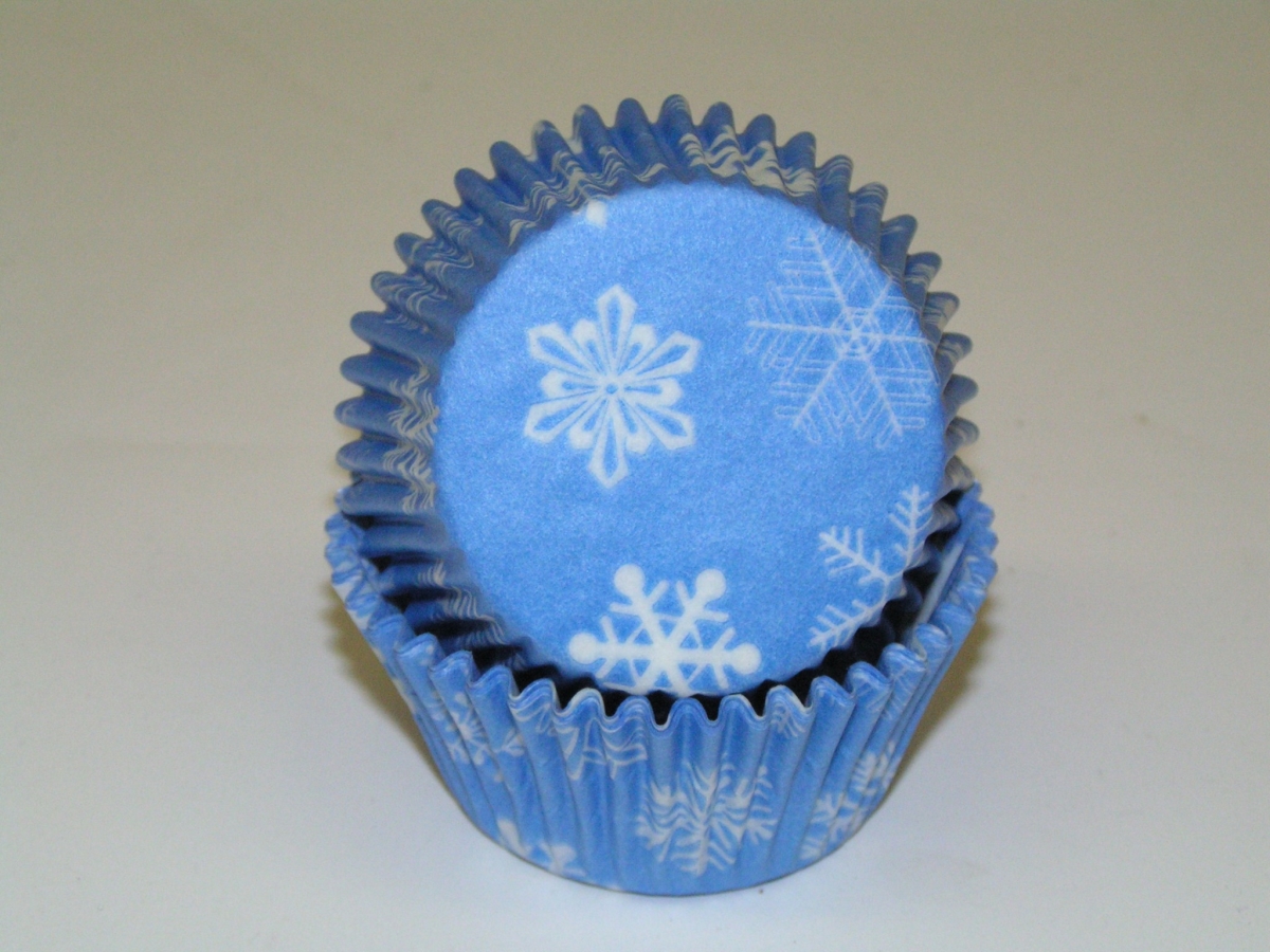 450C SNOWFLAKE BLUE 1.25 x 2 in. Greaseproof Baking Cup with Snowflake Design - Blue - 1000 Piece