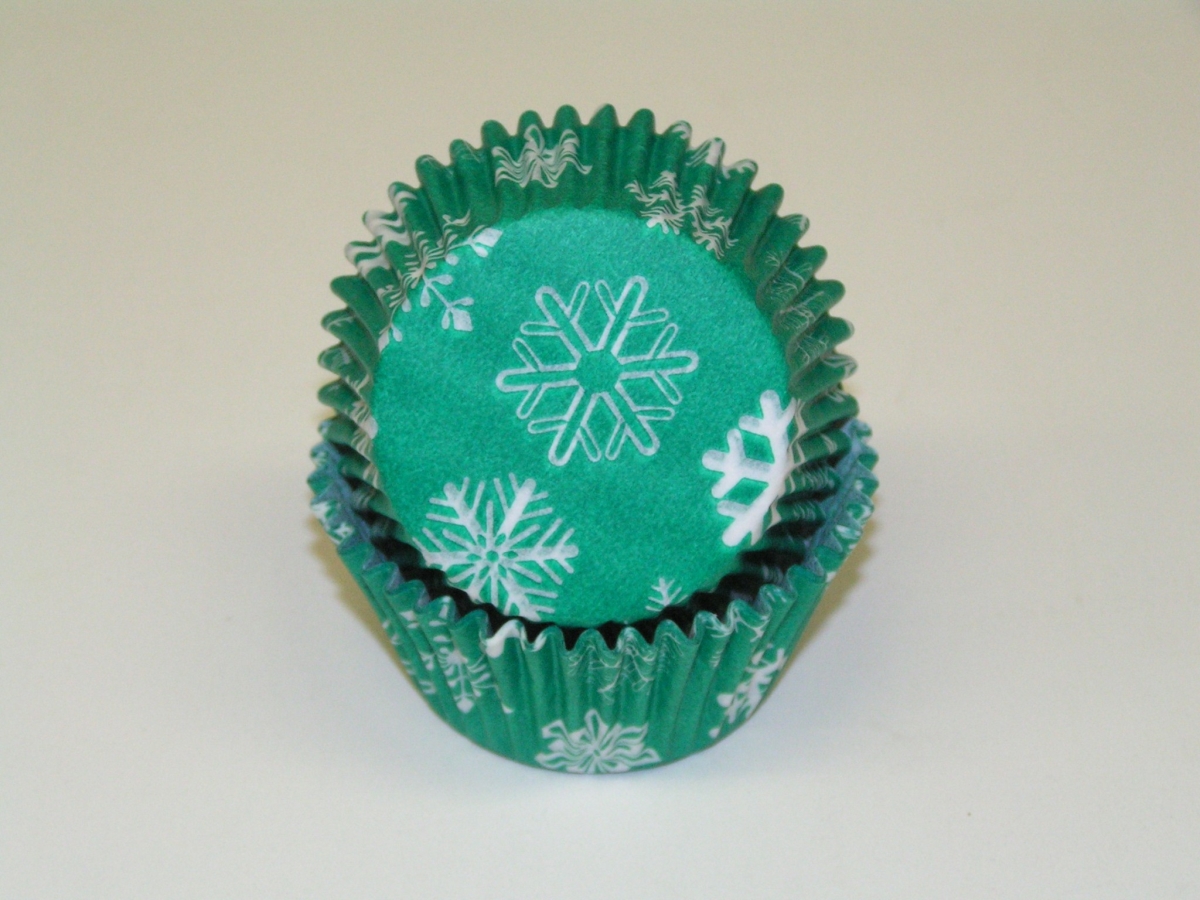 -450C SNOWFLAKE GREEN 1.25 x 2 in. Greaseproof Baking Cup with Snowflake Design - Green- 1000 Piece