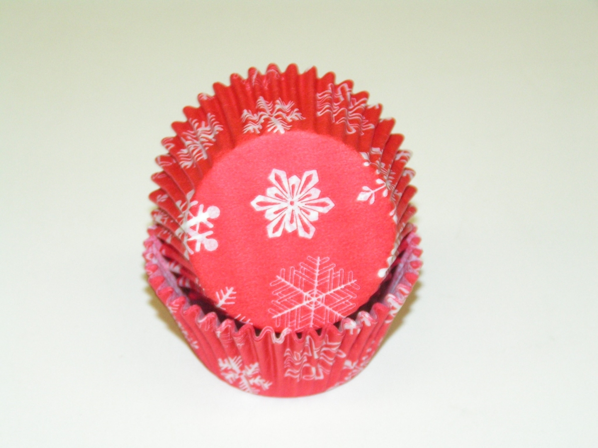 450C SNOWFLAKE RED 1.25 x 2 in. Greaseproof Baking Cup with Snowflake Design - Red - 1000 Piece