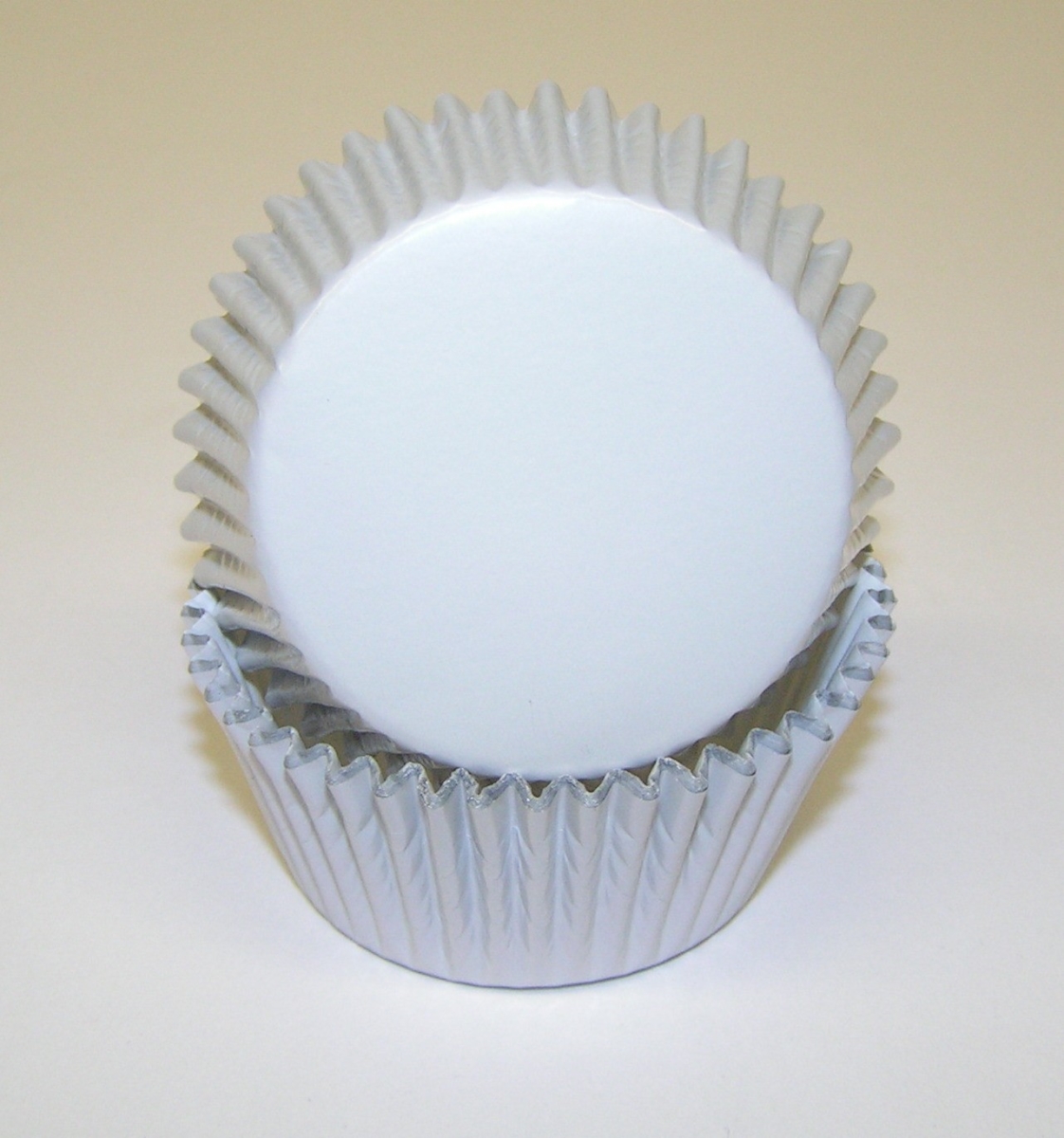 5A WHITE FOIL BAKING CUP 1.25 x.75 in. Foil Baking Cup with Greaseproof Liner - White - 1000 Piece