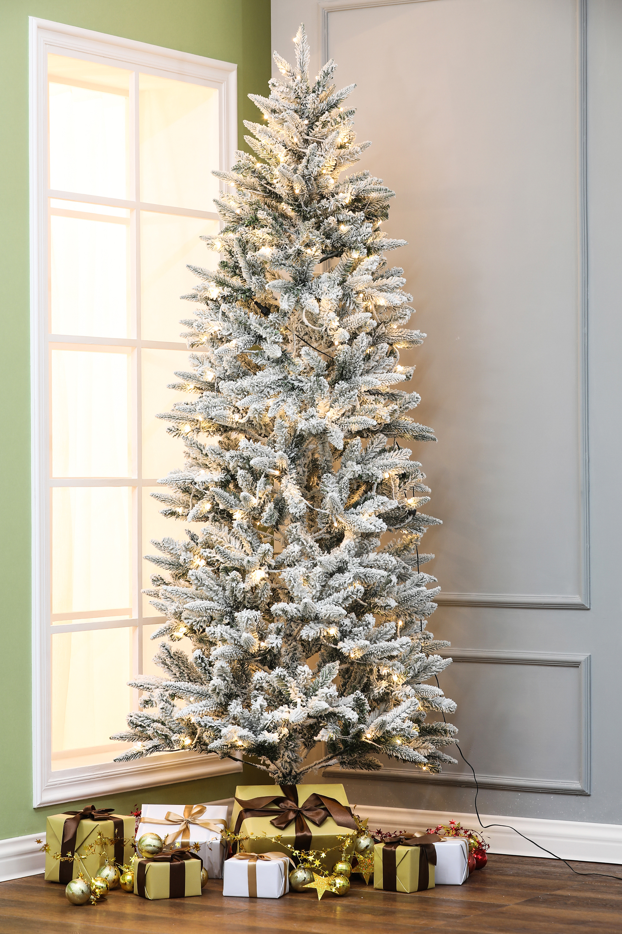 Luxen Home Pre-Lit Clear LED 7ft Artificial Flocked Christmas Tree with Metal Stand -  LuxenHome, WHAP995