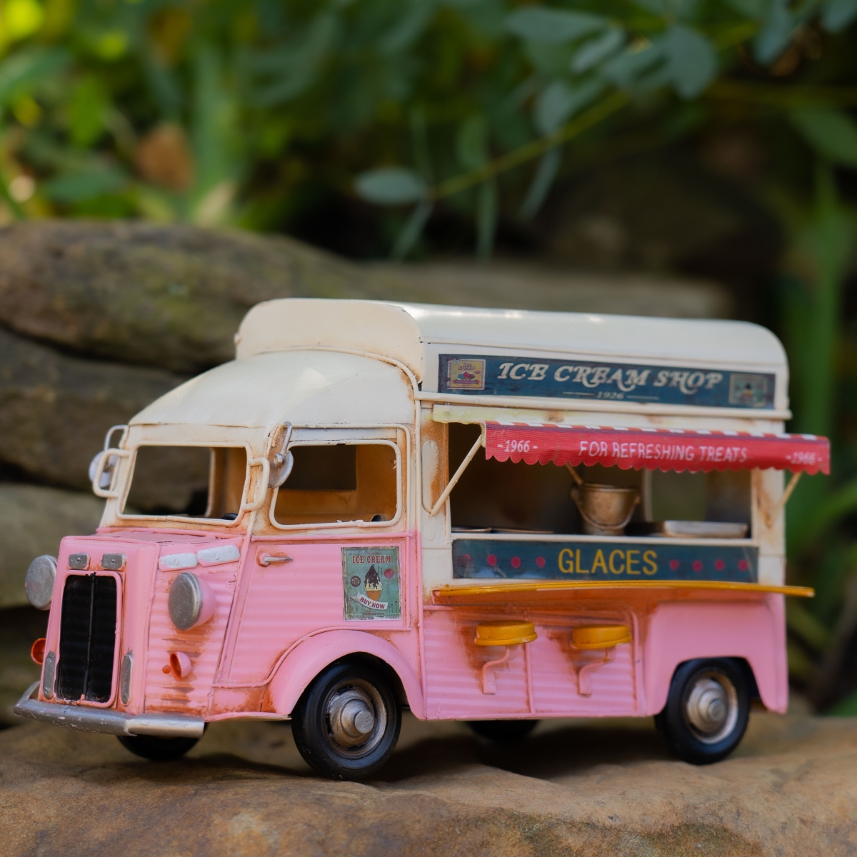 Picture of Zaer ZR107831-PK 11.4 x 6.3 x 8.3 in. Vintage Style Ice Cream Truck&#44; Pink