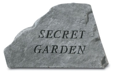 Create a special corner in your garden with this beautiful monument made of rough cast stone. Engra