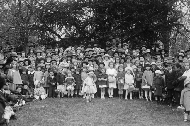 Buy Enlarge 0-587-46226-LP20x30 Easter Egg Rolling Children Pose on the White House Lawn- Paper Size P20x30
