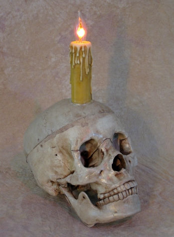 Skull Display with deluxe Candle
