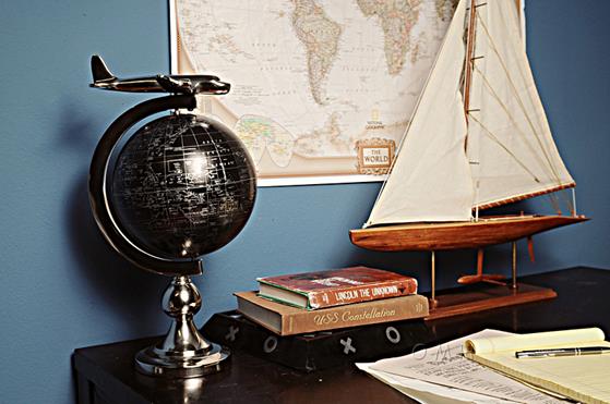 AK020 Airplane On Globe W Brass Stand