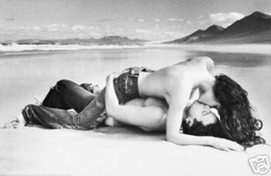 Picture of Hot Stuff Enterprise 1535-24x36-ER Passionate Beach Kissing Poster&#44; 24 x 36 in.